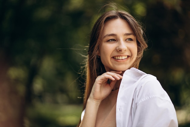 Portret młodej pięknej kobiety w parku