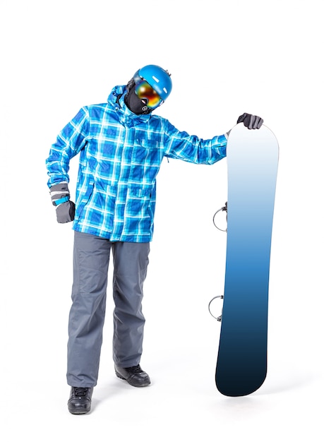 Portret młody człowiek w sportswear z snowboard odizolowywającym na białym tle.