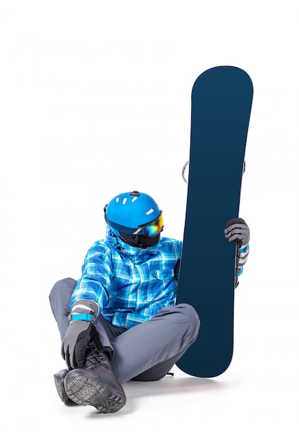 Zdjęcie portret młody człowiek w sportswear z snowboard odizolowywającym na białym tle.