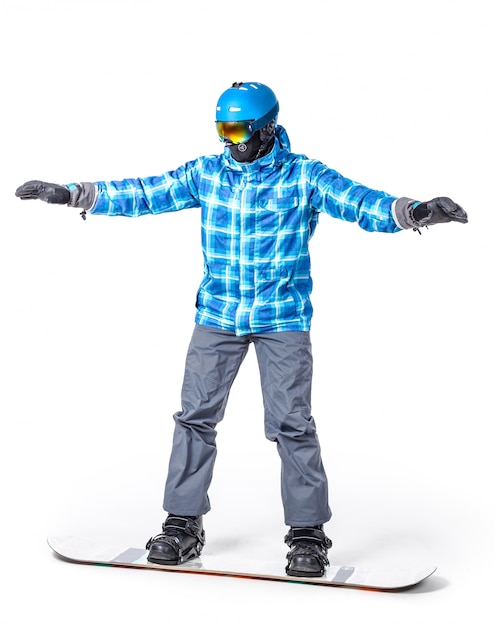 Portret młody człowiek w sportswear z snowboard odizolowywającym