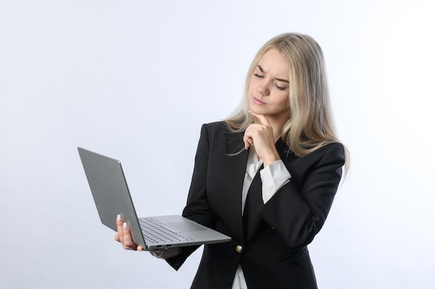 Portret młody piękny blondynka bizneswoman ono uśmiecha się z laptopem na białym tle
