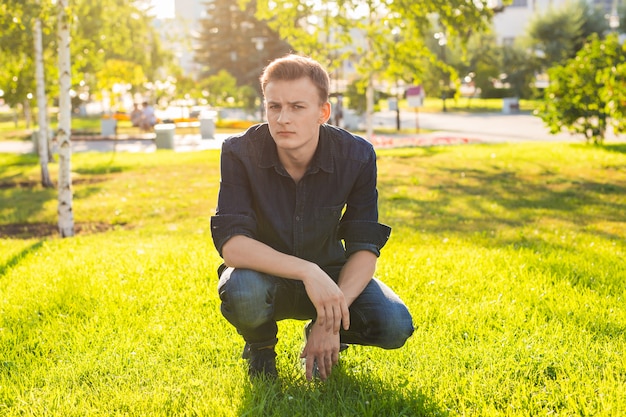 Portret młody szczęśliwy mężczyzna relaksuje outdoors