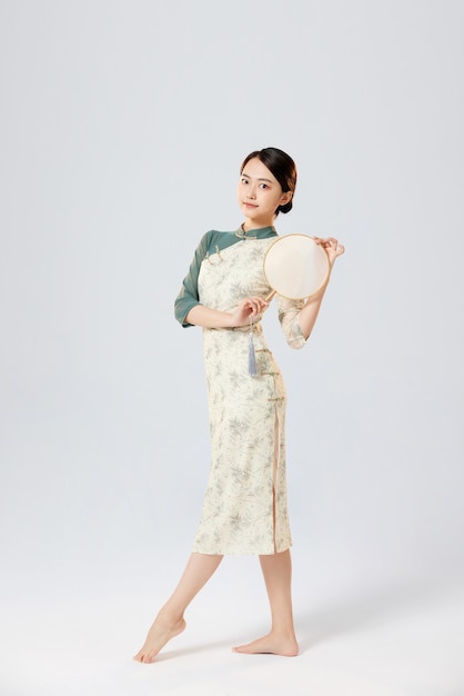 Portret młodych azjatyckich kobiet noszących tradycyjne chińskie ubrania w studio