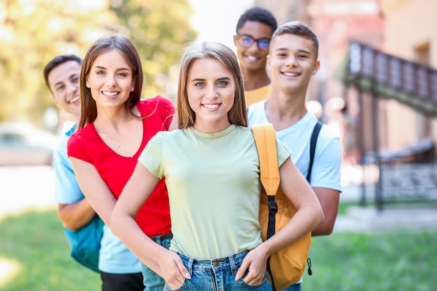 Portret Młodych Studentów W Plenerze