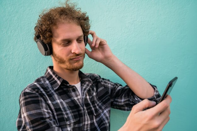 Portret Młodzieńca, Słuchanie Muzyki W Słuchawkach I Telefon Komórkowy