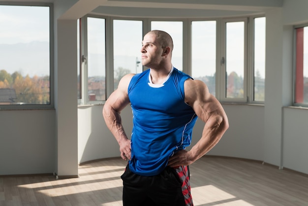 Portret muskularnego mężczyzny fitness