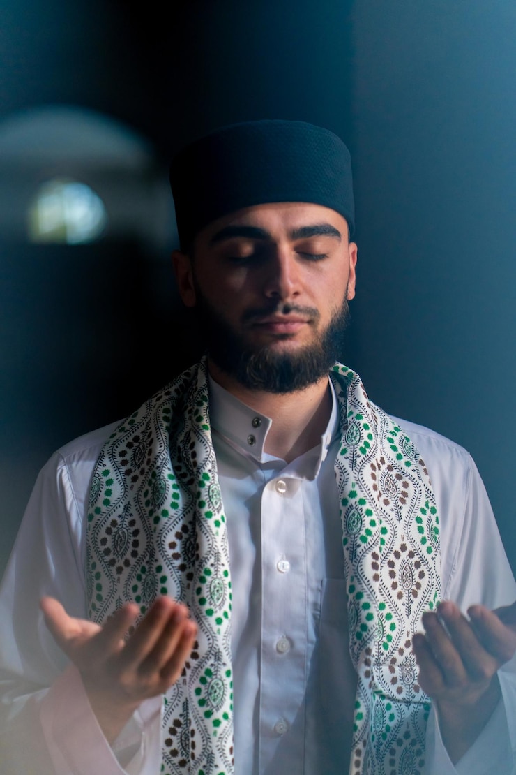 Zdjęcie portret muzułmanina modlącego się na kolanach w ramadanie i dziękującego za wsparcie i duchowe dobro w meczecie