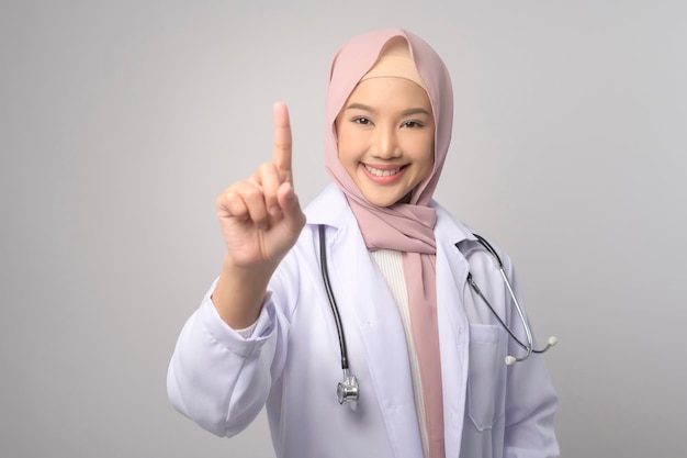 Portret muzułmańskiej kobiety pewny siebie lekarz na białym tle studio