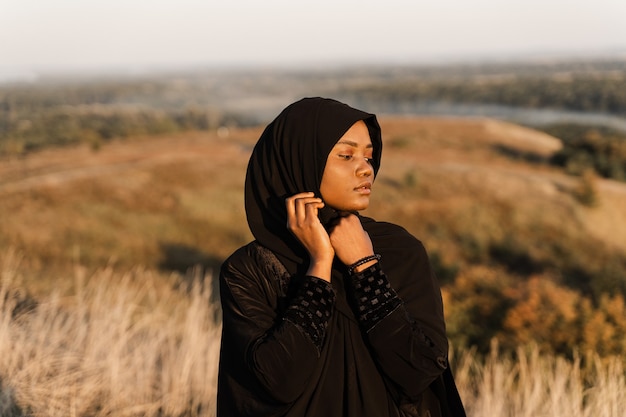 Portret muzułmańskiej kobiety w czarnej szacie.