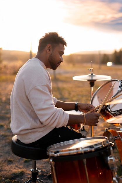 Portret muzyka grającego na instrumencie perkusyjnym na Światowy Dzień Muzyki