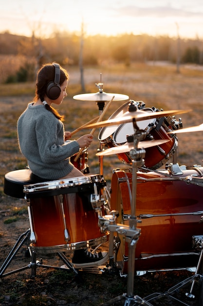 Portret muzyka grającego na instrumencie perkusyjnym na Światowy Dzień Muzyki