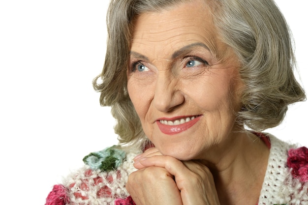 Portret myśląca starsza kobieta na białym tle