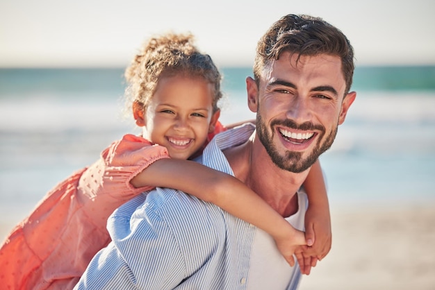 Portret na plaży uśmiech dziecka i ojciec na wakacjach nad oceanem w Dubaju na rodzinne podróże latem Szczęśliwa dziewczyna i tata przytulają się z troską na wakacjach i wolności nad morzem w naturze razem
