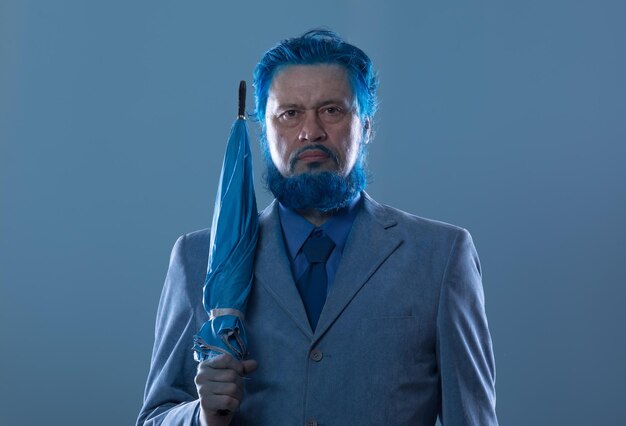 Zdjęcie portret namalowanego niebieskiego mężczyzny z niebieską brodą