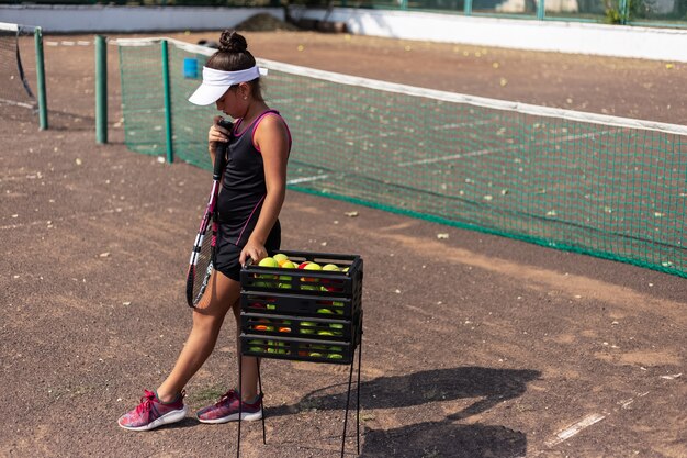 Portret Nastolatka, Grać W Tenisa Na Boisku Sportowym