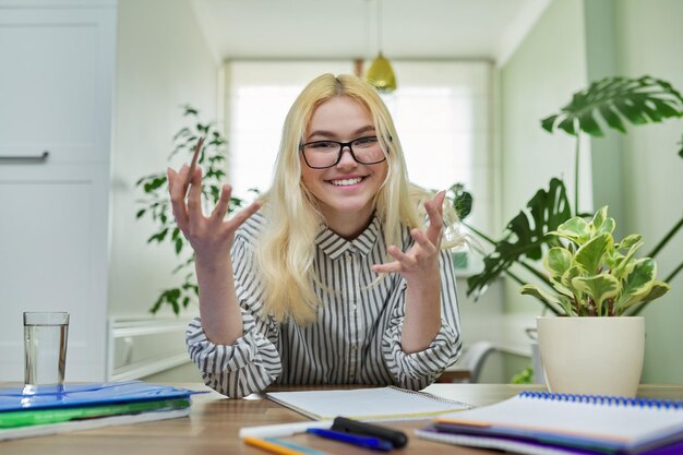 Portret nastolatka, studentka patrząca na kamerę, rozmawiająca z uśmiechem