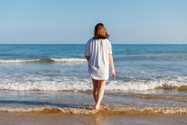 Portret nastolatki na plaży letnie wakacje nad morzem