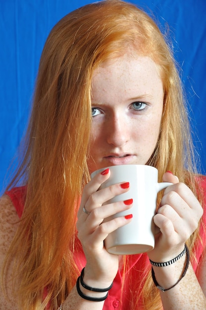 Zdjęcie portret nastolatki pijącej kawę w domu