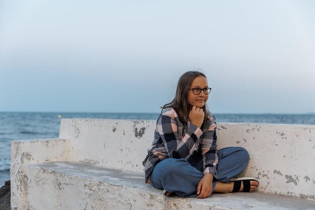 Portret nastoletniej dziewczyny na tle morza