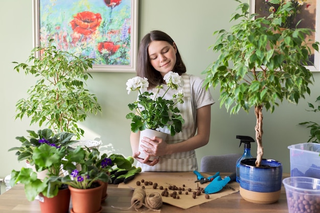 Portret Nastoletniej Dziewczyny Z Hobby Roślin Doniczkowych I Przyrodą W Domu