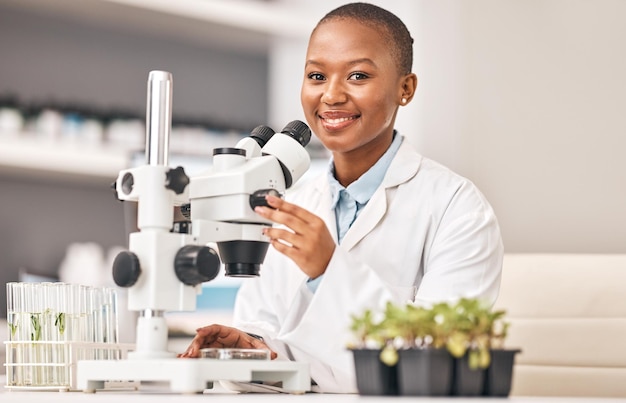 Portret naukowy kobiety i roślin pod mikroskopem lub badania laboratoryjne na rzecz zrównoważonego rozwoju rolnictwa i testu liści Naukowiec Afrykański student lub szczęśliwy doktor, obiektyw i badania ekologiczne lub bezpieczeństwo żywnościowe