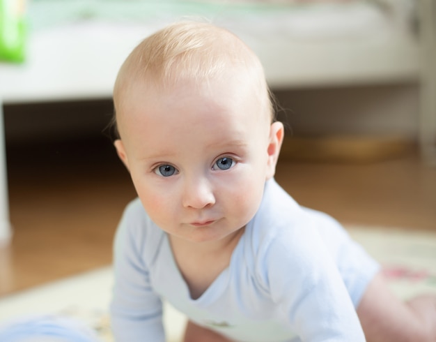 Zdjęcie portret niebieskooki słodkie dziecko sześć miesięcy