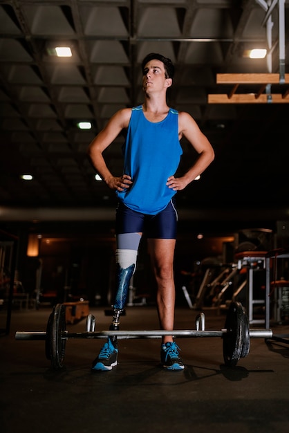 Portret niepełnosprawnych młodych na siłowni. Koncepcja niepełnosprawnego sportowca.