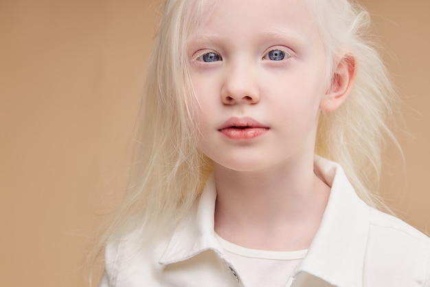 Portret niesamowitego dziecka albinosa o blond włosach