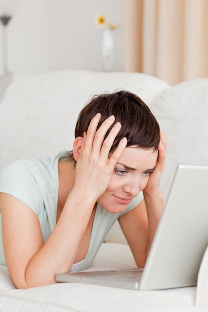 Portret Nieszczęśliwa Kobieta Używa Laptop