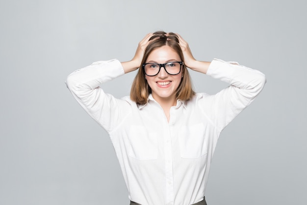 Portret Nieszczęśliwa Młoda Bizneswoman, Trzymając Się Za Ręce W Głowie Na Białym Tle