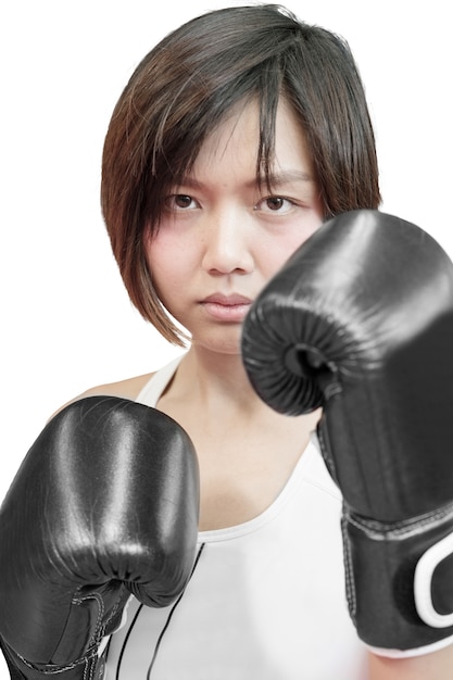 portret obraz azjatyckich kobiet noszących rękawice bokserskie stwarzających w walce postawy boksu