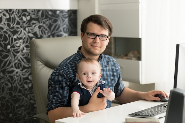 Portret Ojca Siedzącego Z Małym Synkiem I Pracującego W Domu