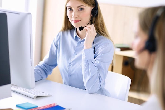 Portret operatora call center w pracy. Grupa ludzi w zestawie słuchawkowym gotowa do pomocy klientom. Pomysł na biznes.