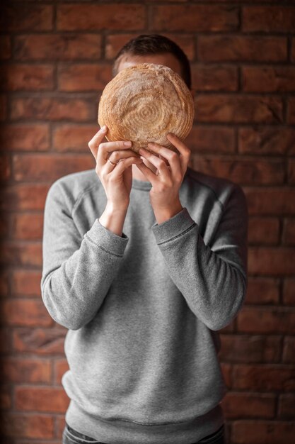 Zdjęcie portret osoby stojącej przy ścianie