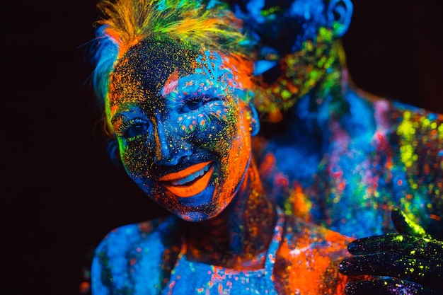 Portret pary kochanków namalowanych proszkiem fluorescencyjnym.