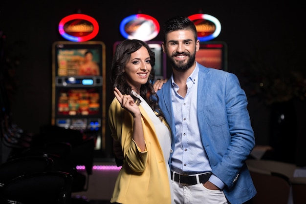 Portret pary Wyświetlono krzyż w kasynie