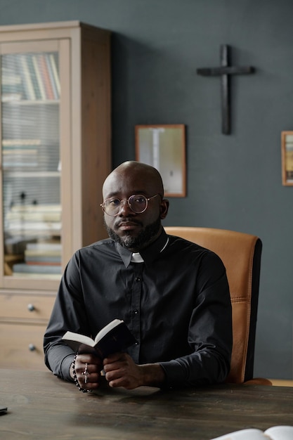 Portret pastora z Biblią