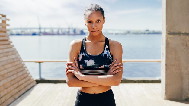 Zdjęcie portret pewnej siebie sportowki na chodniku