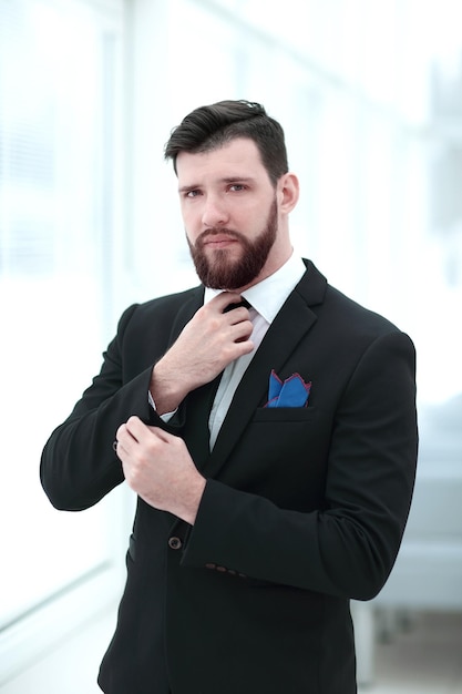 Portret pewny siebie biznesmen dopasowujący krawat