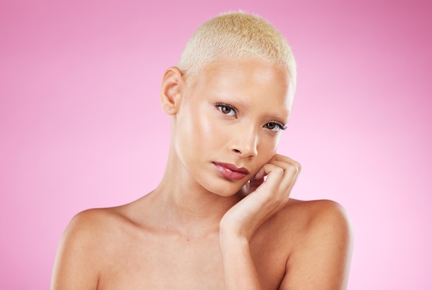 Portret piękna i kosmetyków z modelką czarnej kobiety w studio na różowym tle do ostrego makijażu Pielęgnacja skóry twarzy lub naturalna z wyjątkową i atrakcyjną młodą kobietą w pomieszczeniu do pielęgnacji kosmetycznej