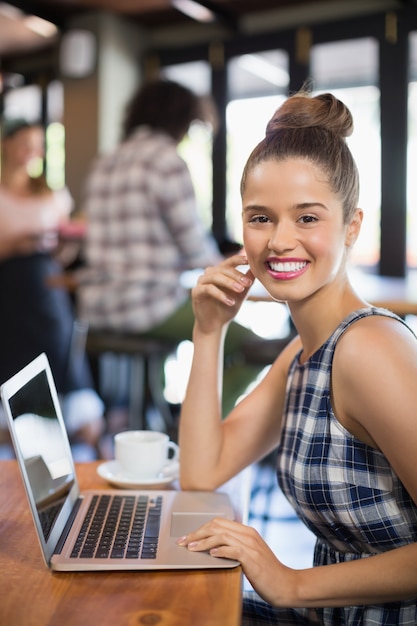 Portret piękna kobieta używa laptop w restauraci