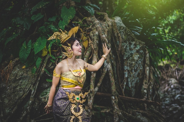 Portret piękna kobieta w tajlandzkiej Tradycyjnej sukni, Kinnara W Buddyjskiej mitologii, cieszy się plenerowego