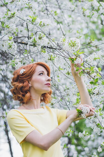 Portret piękna kobieta w wiosny kwitnienia ogródzie