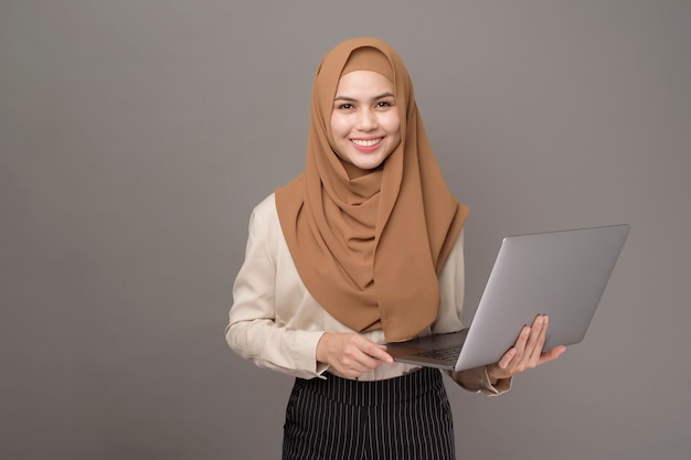 Portret Piękna Kobieta Z Hijab Trzyma Komputerowego Laptop Na Szarość