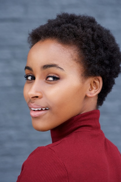 Portret piękna młoda amerykanin afrykańskiego pochodzenia kobieta