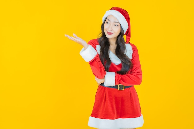 Portret piękna młoda azjatycka kobieta nosi świąteczny kostium z akcją na żółto