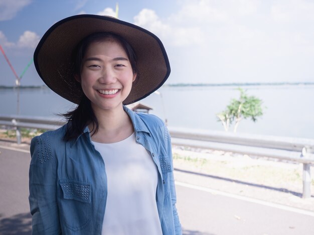 Portret piękna młoda azjatykcia kobieta jest ubranym kapelusz