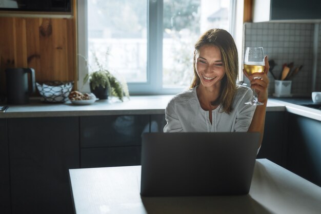 Portret Piękna Młoda Bizneswoman Pracuje Na Laptopie W Domowym Biurze