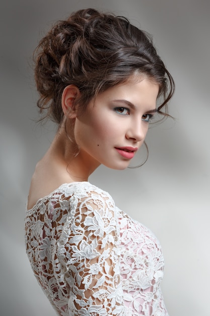 Portret Piękna młoda kobieta z fryzurą.