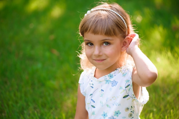 Portret piękna młoda mała dziewczynka